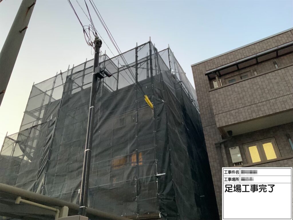 大阪府高石市 スレート屋根塗装工事 足場設置と高圧洗浄を行いました