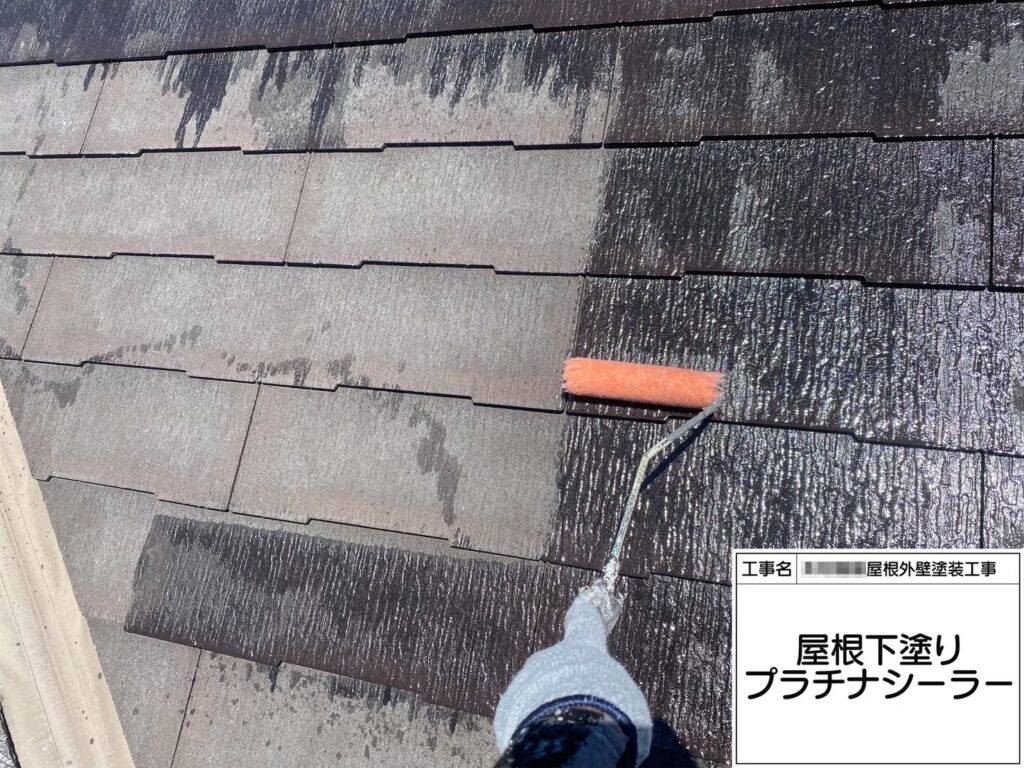 大阪府堺市　Y様邸　屋根・外壁塗装工事　スレート屋根の下塗り　プラチナシーラー塗布