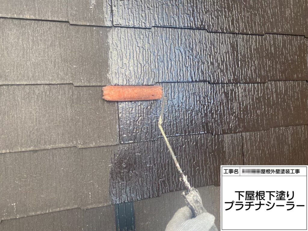 大阪府堺市　Y様邸　屋根・外壁塗装工事　スレート屋根の下塗り　プラチナシーラー塗布