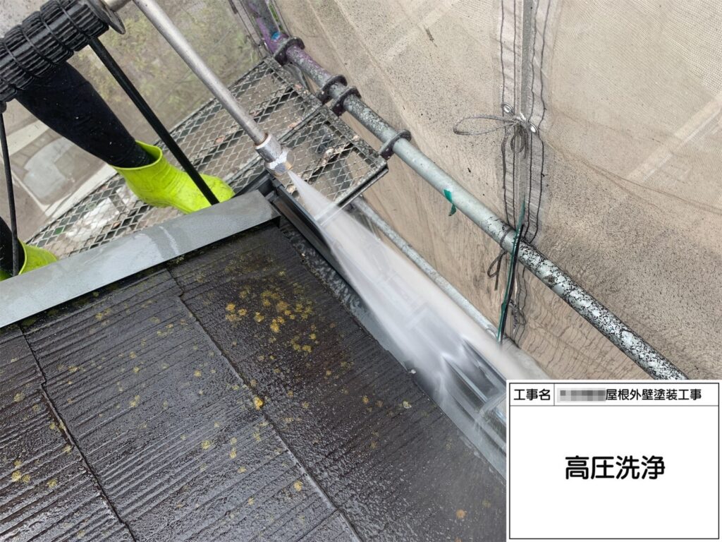 大阪府河内長野　O様邸　屋根・外壁塗装工事　玄関・ベランダ・雨樋の洗浄作業