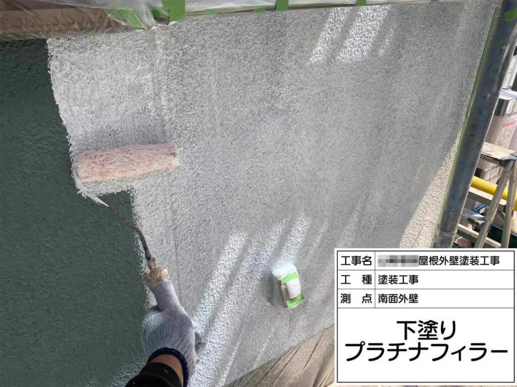 大阪府河内長野市美加の台　Y様邸　屋根・外壁塗装・雨漏り修理工事　外壁の下塗り　プラチナフィラー塗布