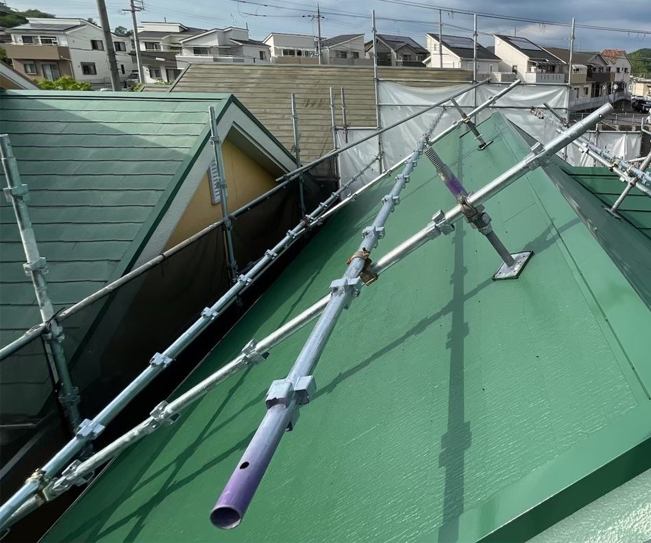 屋根勾配とは？屋根工事に関わる屋根材の対応勾配と屋根足場について解説