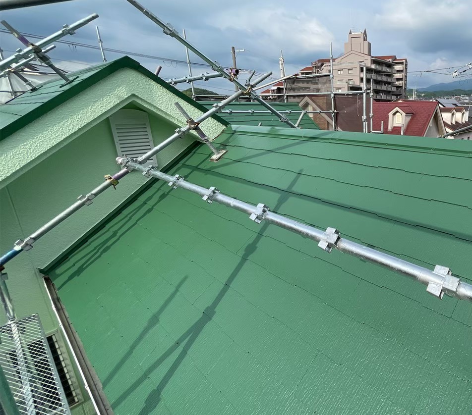 屋根勾配とは？屋根工事に関わる屋根材の対応勾配と屋根足場について解説
