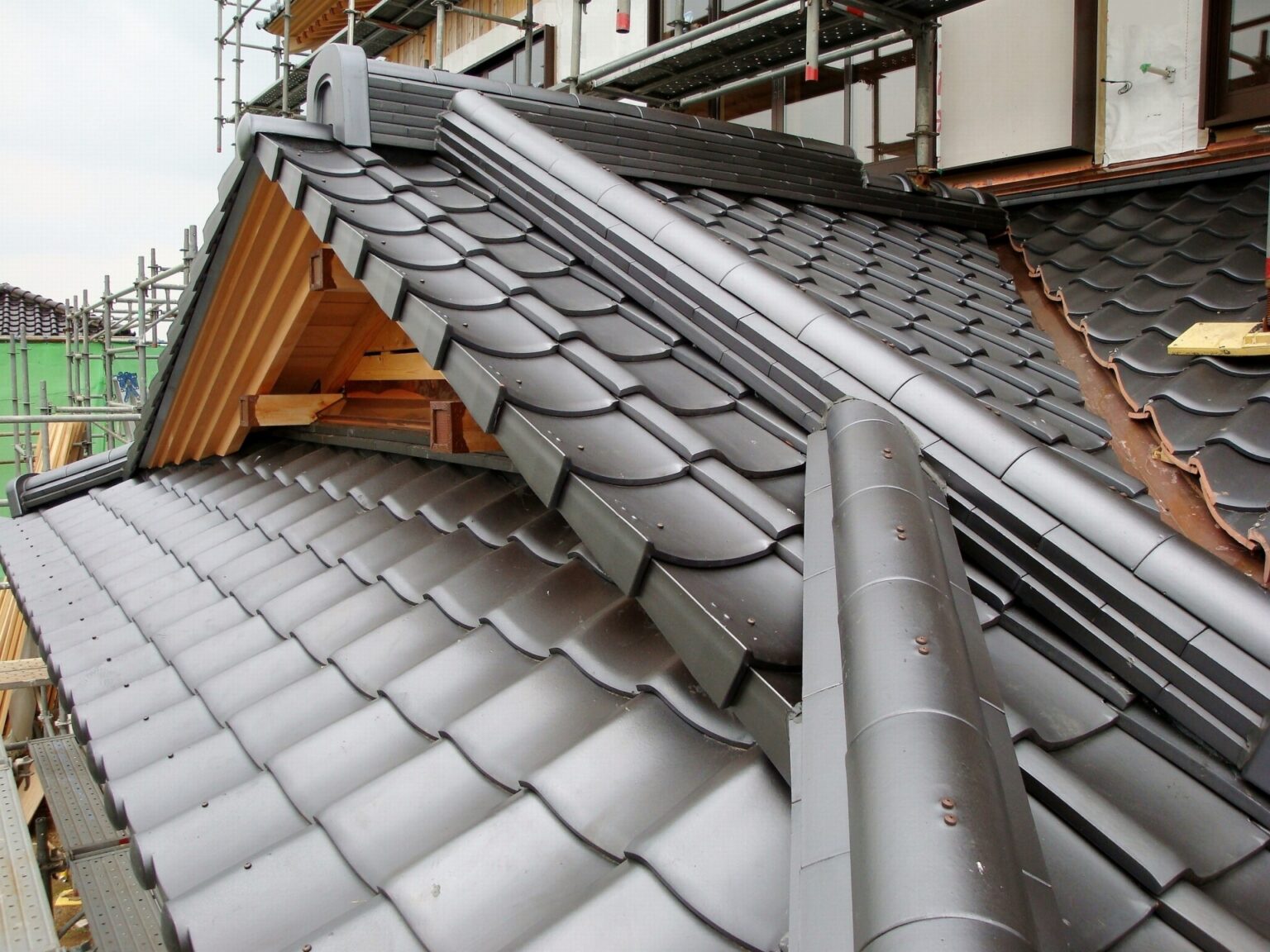 屋根をつくる日本瓦の種類と名称を詳しく解説 - 大阪の屋根工事・雨漏り修理・防水工事専門店|株式会社Boo