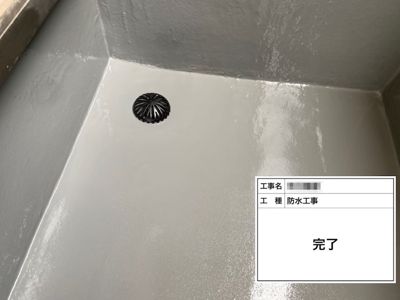 ベランダウレタン防水工事 仕上げトップコートの塗布作業|大阪府河内長野市南花台