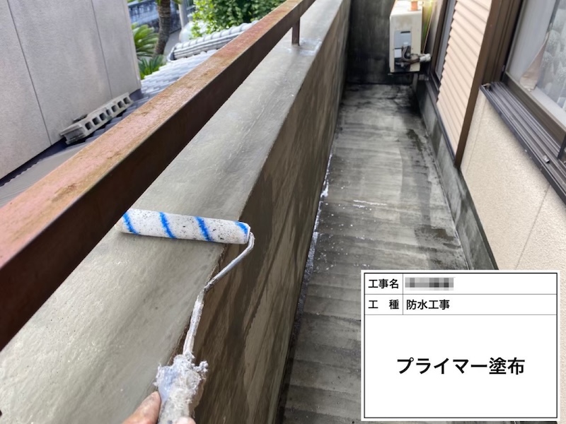 ベランダ側 外壁と笠木 プライマー下塗り・クロス貼りをレポート｜大阪府河内長野市南花台