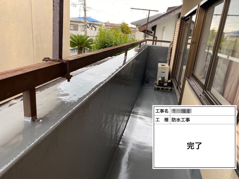 ベランダウレタン防水工事 仕上げトップコートの塗布作業|大阪府河内長野市南花台