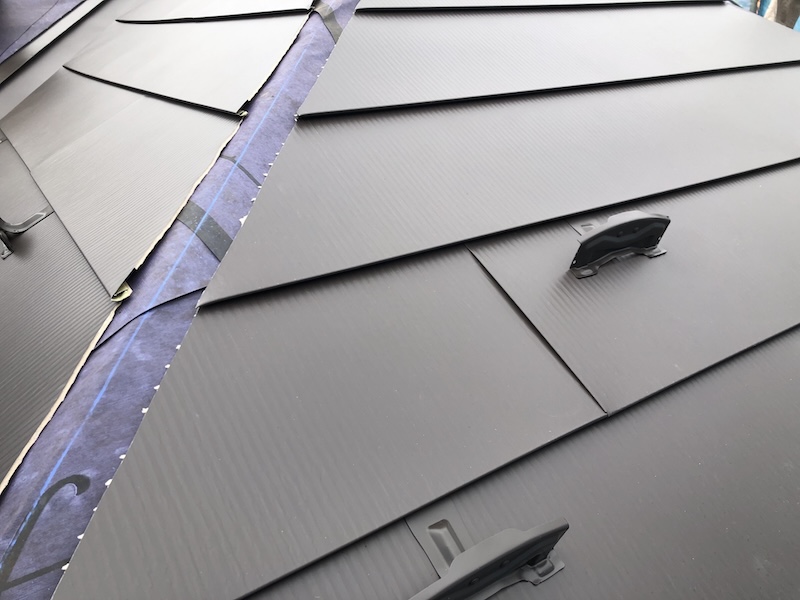 屋根の葺き替えとカバー工法の違いは？どちらを選べばいい？