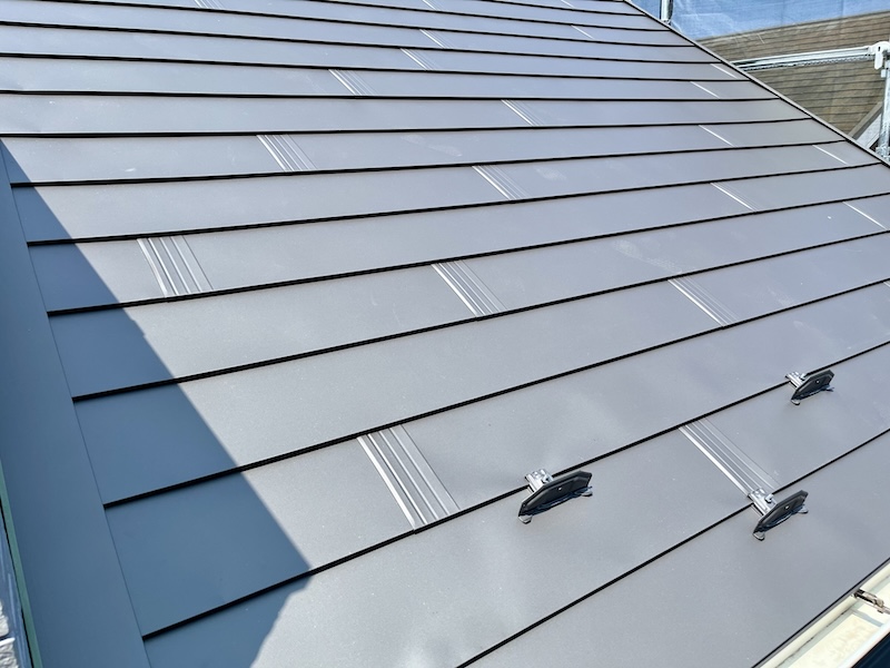 屋根の葺き替えとカバー工法の違いは？どちらを選べばいい？