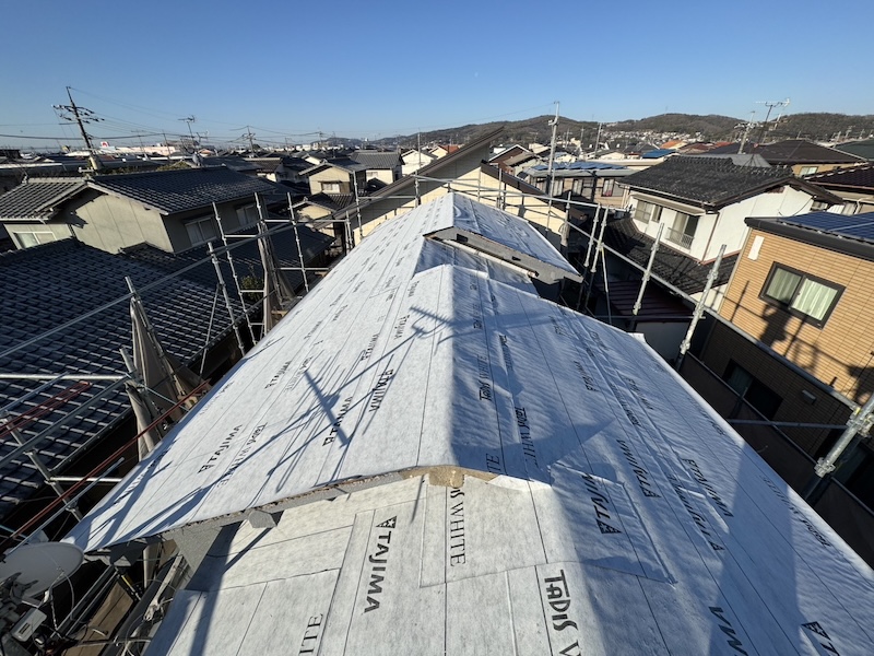 屋根の葺き替えとカバー工法の違いは？どちらを選べばいい？