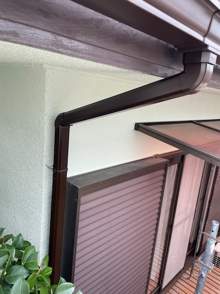 大阪府河内長野市美加の台|雨樋交換工事 曲がりや縦樋などの部材取り付け