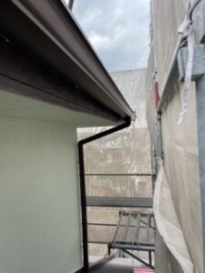 大阪府河内長野市美加の台｜雨樋交換工事 曲がりや縦樋などの部材取り付け
