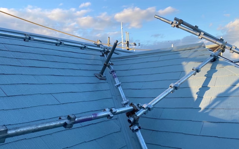 急勾配屋根のお住まいに必要な屋根足場とは？