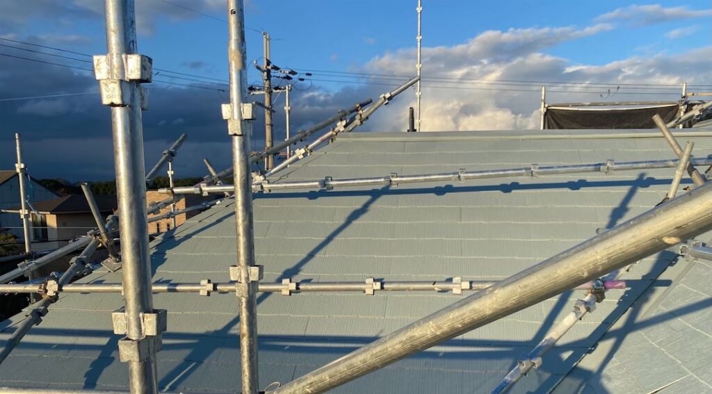 急勾配屋根のお住まいに必要な屋根足場とは?