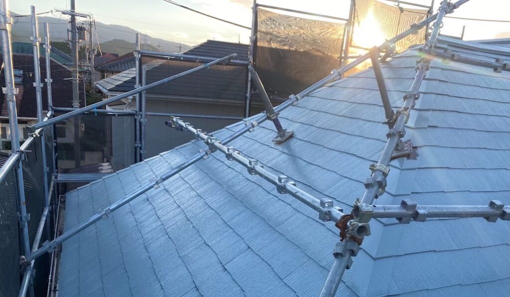 急勾配屋根のお住まいに必要な屋根足場とは?