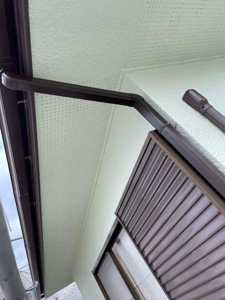 大阪府河内長野市美加の台|雨樋交換工事 曲がりや縦樋などの部材取り付け