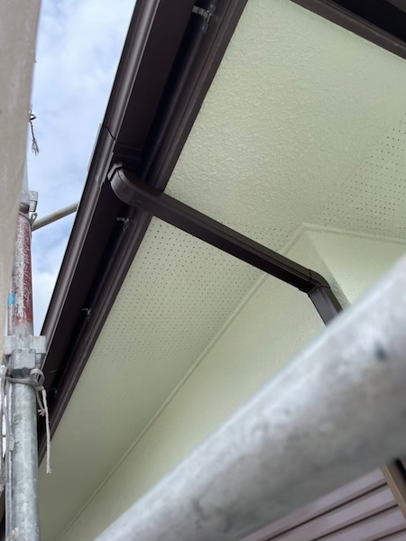 大阪府河内長野市美加の台|雨樋交換工事 曲がりや縦樋などの部材取り付け