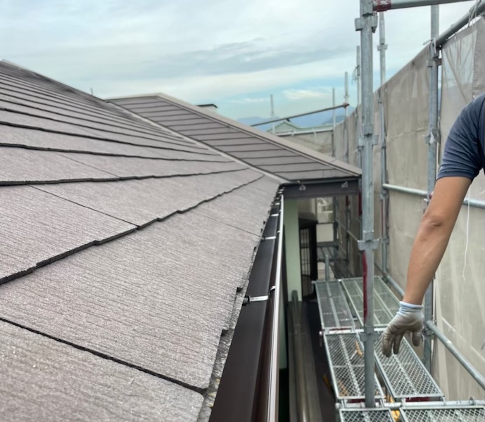 急勾配屋根のお住まいに必要な屋根足場とは?