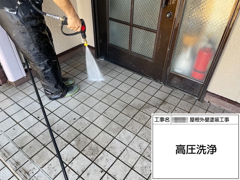 玄関タイルと勝手口のたたきを洗浄しました｜大阪府河内長野市美加の台