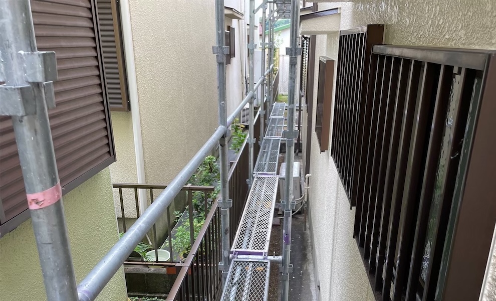 狭小地でも足場を設置できる？工事を始める前に押さえておきたい足場のポイント
