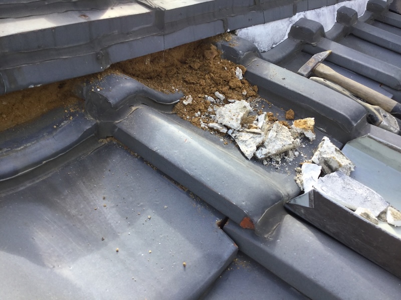 瓦屋根の漆喰詰め直し工事とは？施工手順や工期、古いままにするリスクについて解説