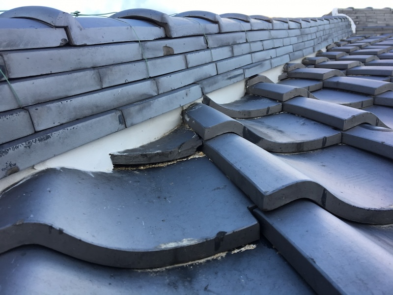 瓦屋根の漆喰詰め直し工事とは？施工手順や工期、古いままにするリスクについて解説