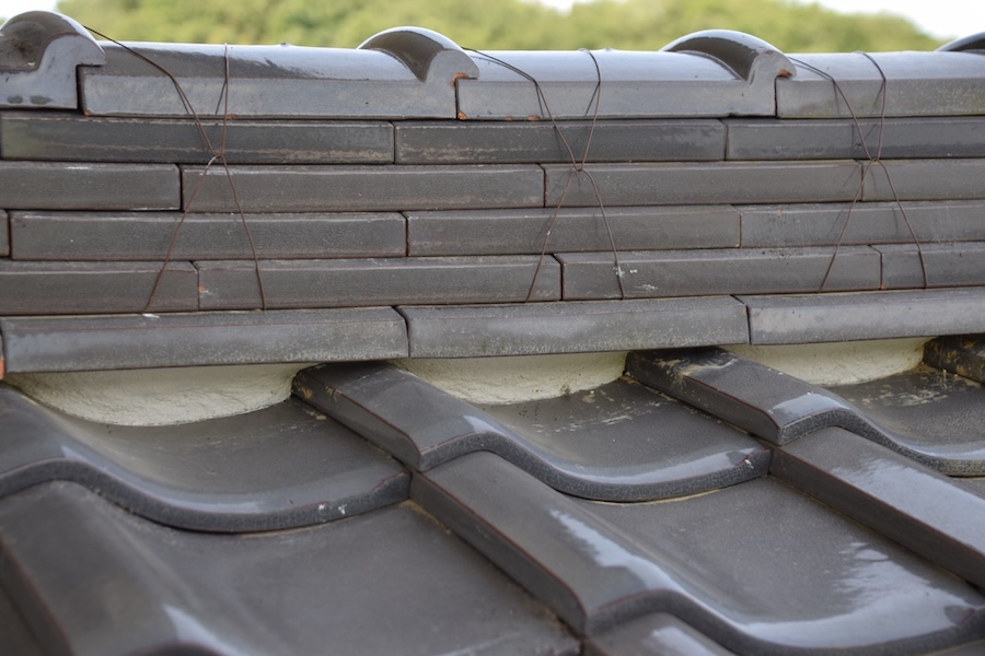 瓦屋根の漆喰詰め直し工事とは？施工手順や工期、古いままにするリスクについて解説