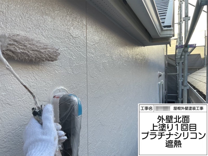 大阪府堺市｜外壁塗装の上塗り工程を実施 プラチナシリコン遮熱仕上げ